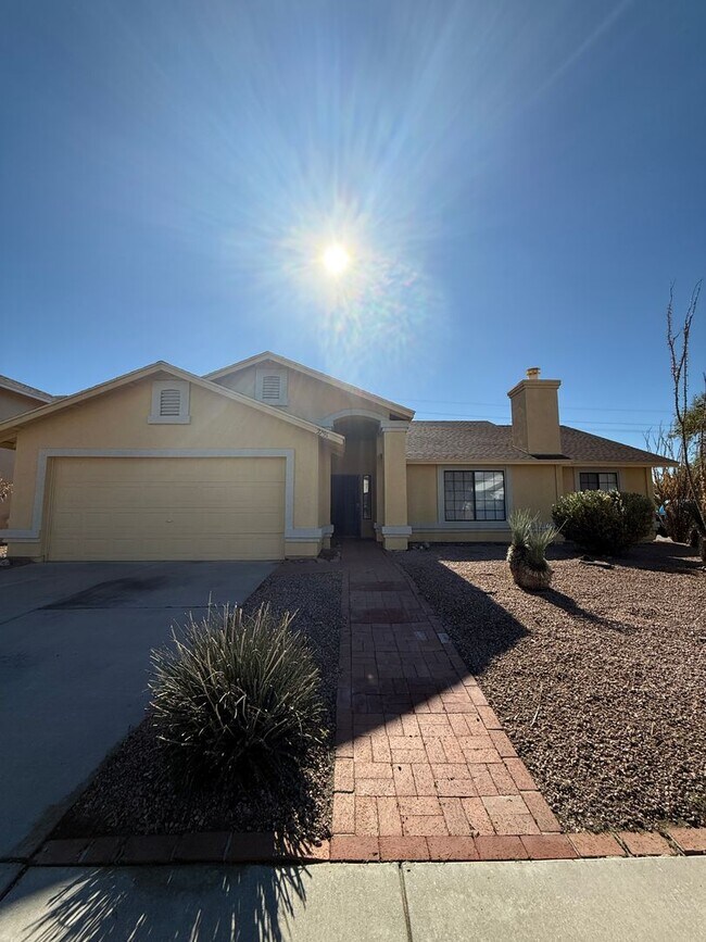 Foto del edificio - 3 Bed 2 Bath home in the highly desirable Northwest Tucson area. New paint and Carpet!