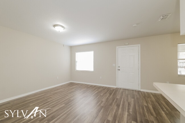 Building Photo - Do not miss out on this cute 3BR 1BA home