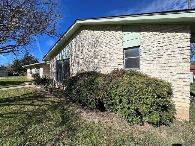 Building Photo - 208 Sunshine Dr