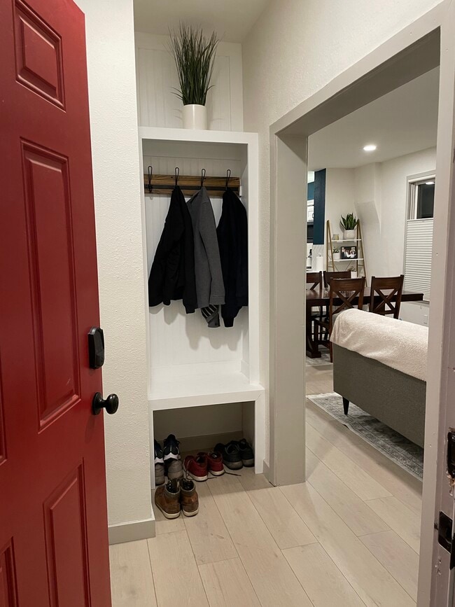 Foyer - 3136 N Elizabeth St