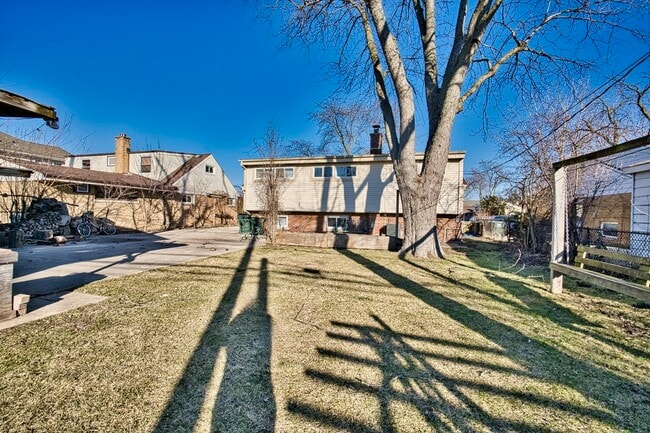Building Photo - 7014 Kilbourn Ave
