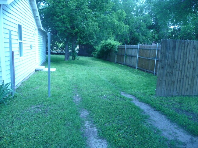 Building Photo - 8512 Raymond Ave
