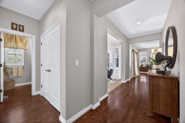 Foto del edificio - "Spacious 5-Bedroom Retreat on South Quantock Way - Perfectly Designed for Comfort and Style!"  A...