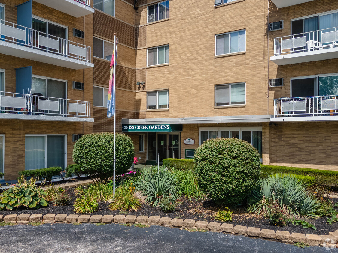 Foto principal - Cross Creek Garden Apartments