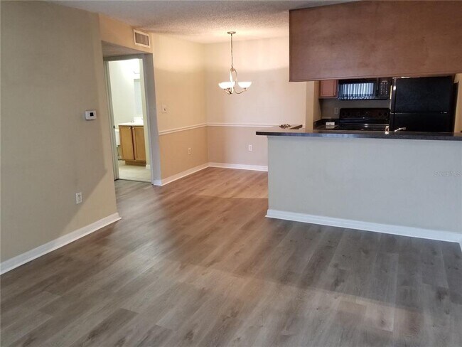 Building Photo - 208 Lake Parsons Green