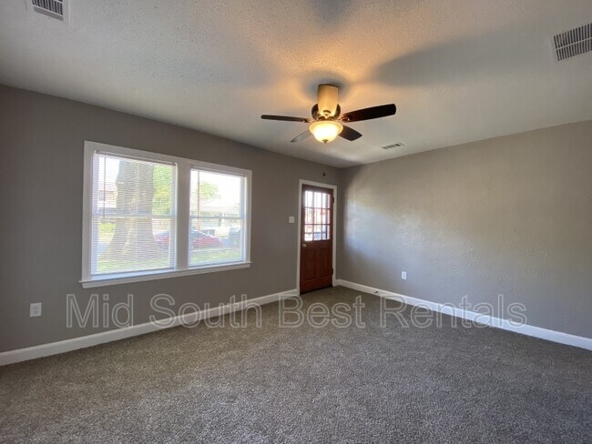 Building Photo - 2733 Kimball Ave