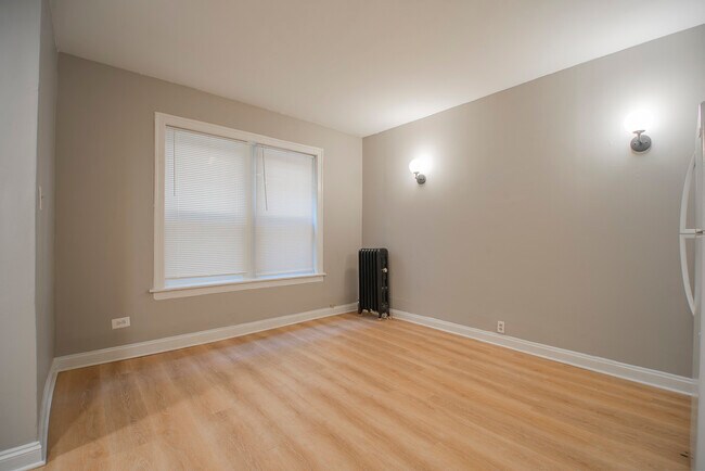 Foto del edificio - 1414 W Pratt Blvd