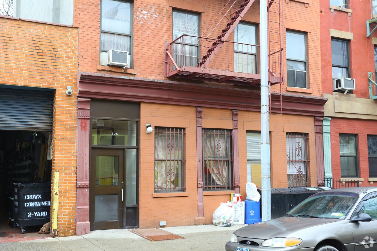 Foto del edificio - E 111Th St Cluster ( 305 E 111 )