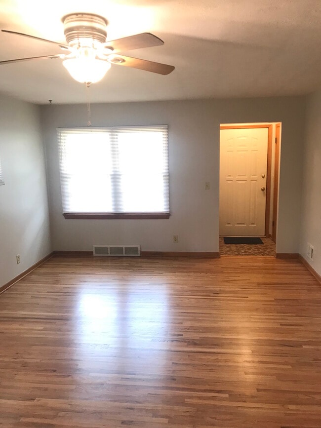 Entry/Living Room - 3370 s 81st ave