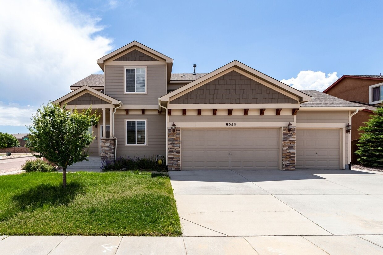 Spacious 5-Bedroom Home with Finished Base... - Spacious 5-Bedroom Home with Finished Base...