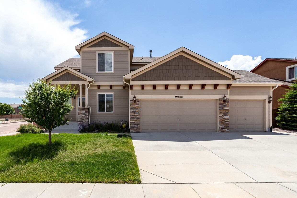 Primary Photo - Spacious 5-Bedroom Home with Finished Base...