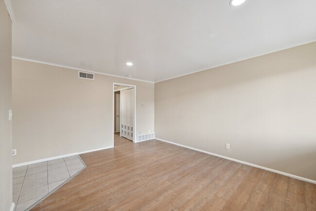 Foto del edificio - 2180 S Lake St