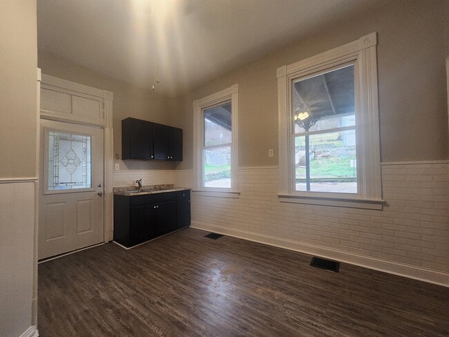 Building Photo - 1019 John St