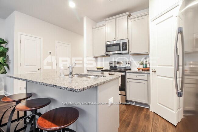 Foto del edificio - 1300 Simmons Rdg Ln
