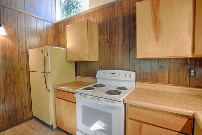Foto del edificio - LONG-TERM RENTAL: Upper Floor Unit in Duplex with Washer/Dryer & Wood Stove!