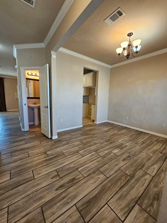 Building Photo - 607 NE Ave E Pl