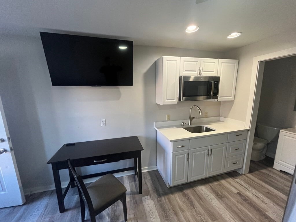 423 King St Unit Van Gogh, Littleton, MA 01460 Room for Rent in