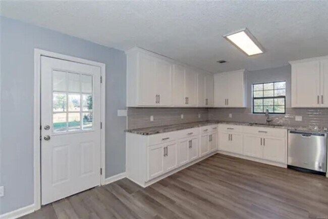 Foto del edificio - 151 Atchison Rd