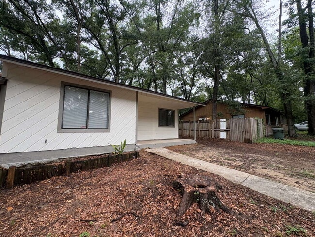 Photo - Recently Remodeled 2 Bedroom 1 Bathroom Duplex! Apartment