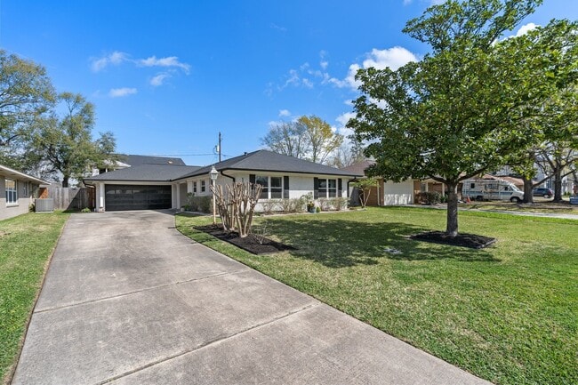 Building Photo - 1902 De Milo Dr