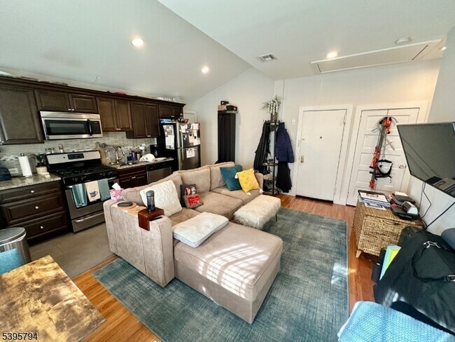 Foto del edificio - 390 Orange Rd