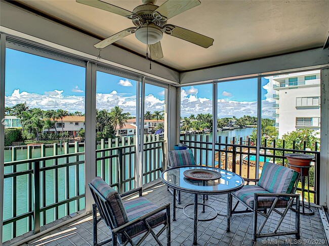 Building Photo - 9350 W Bay Harbor Dr