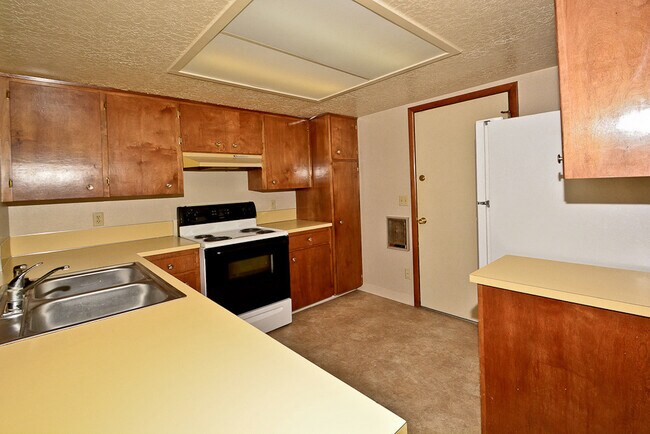 Foto del edificio - 2 bedroom 1.5 bath with a carport & backyard