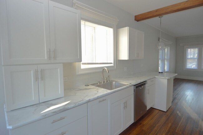 Foto del edificio - Spacious 4 Bed 2 Bath Home Lots of Storage