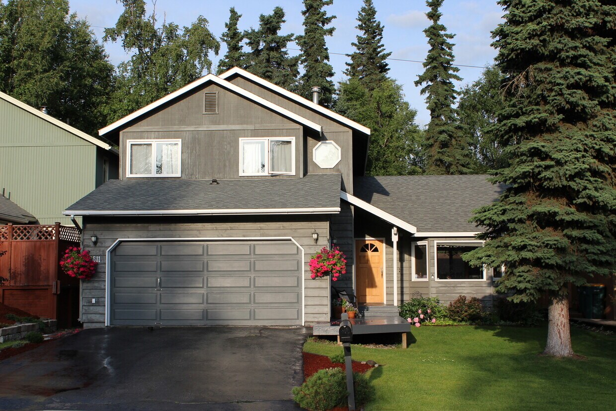Foto principal - 3 Bedroom Home in South Anchorage w/ Fence...
