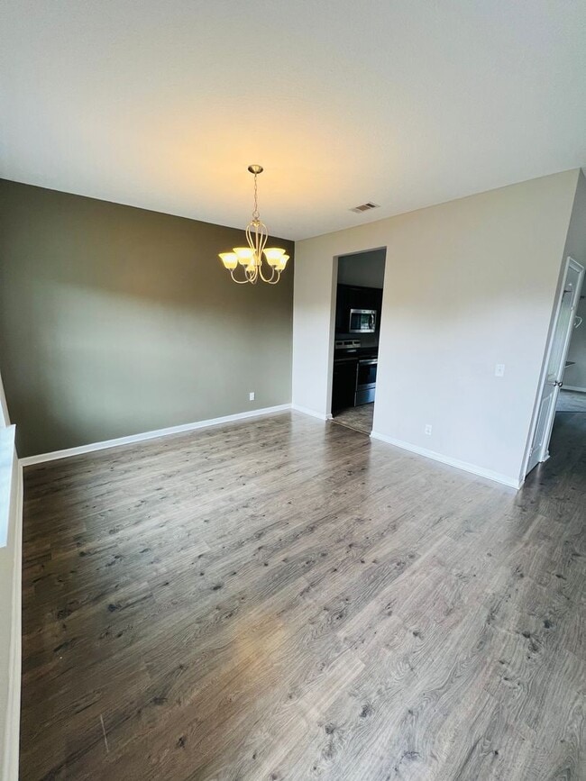 Foto del edificio - Pet Friendly 2 Story 4 bed 2 1/2 Bath home.