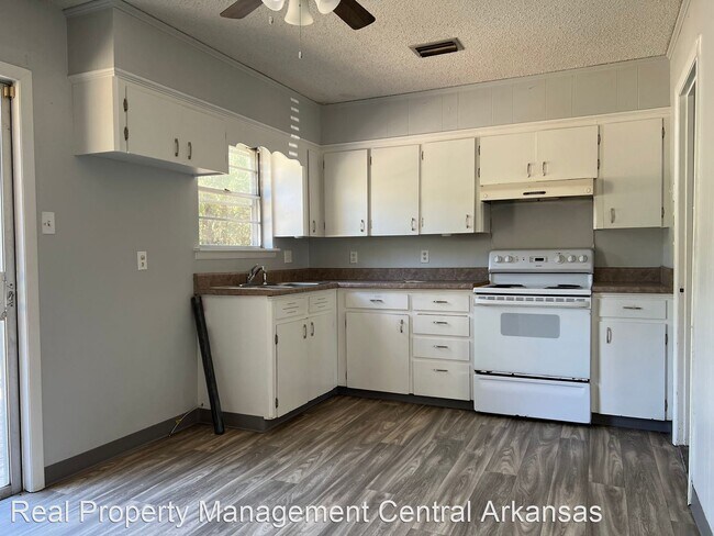 Building Photo - 3 br, 1 bath House - 34 Oakview Dr.