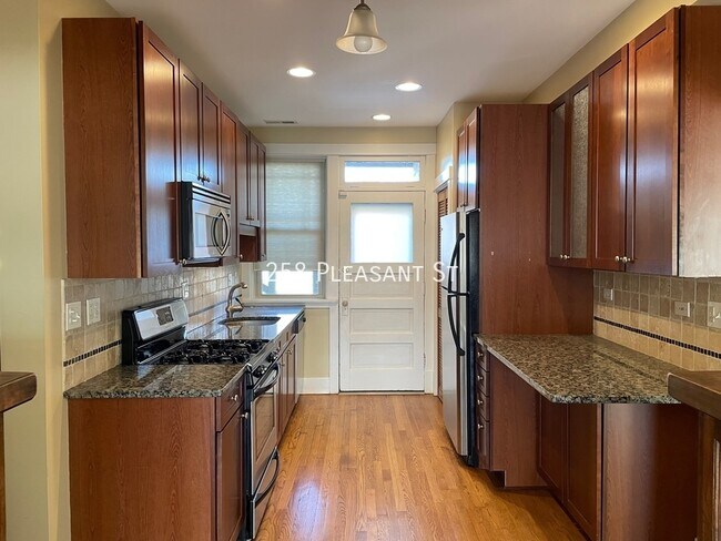 Foto del edificio - 258 Pleasant St