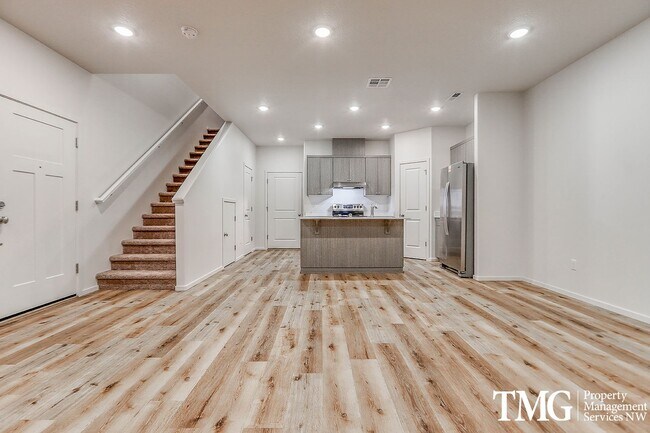 Foto del edificio - Pre Leasing 3BD/2.5BA Townhome Near Walkin...