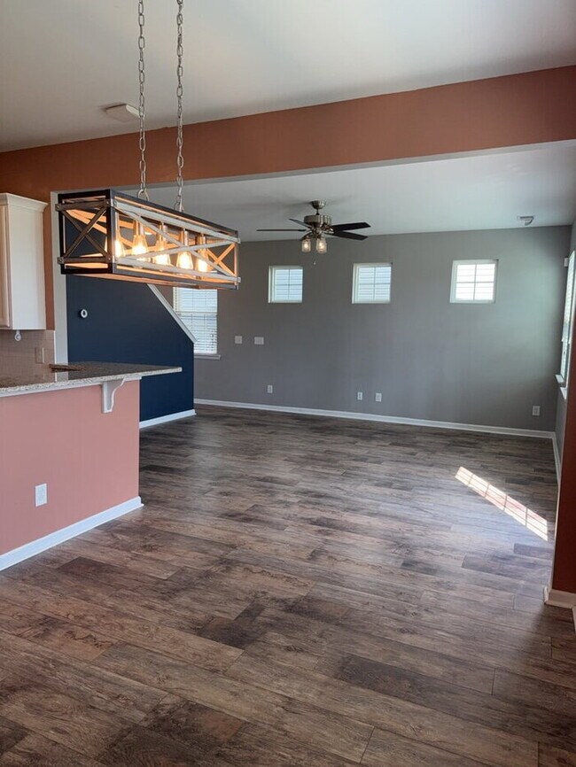Building Photo - 838 Redbud Ln