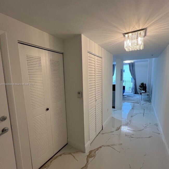 Building Photo - 185 Southeast 14th Terrace Apt #1901, Miam...