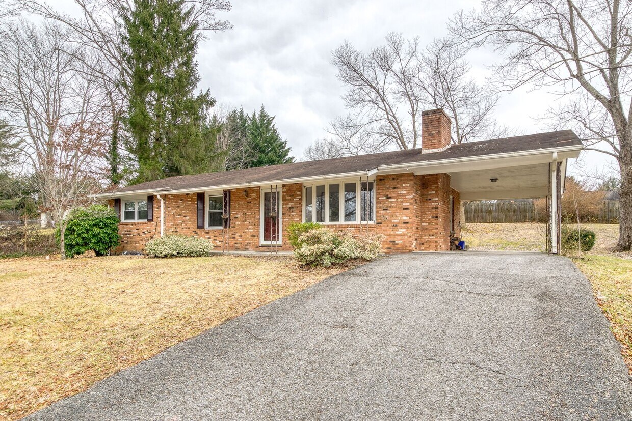 Primary Photo - 3 Bed / 2 1/2 Bath. Master on Main. Close ...