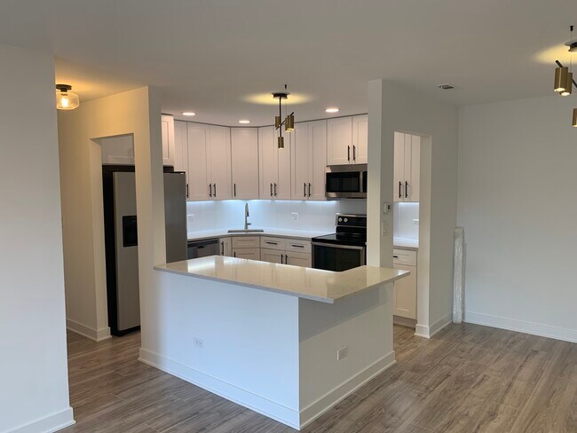 Building Photo - 1002 Castilian Ct