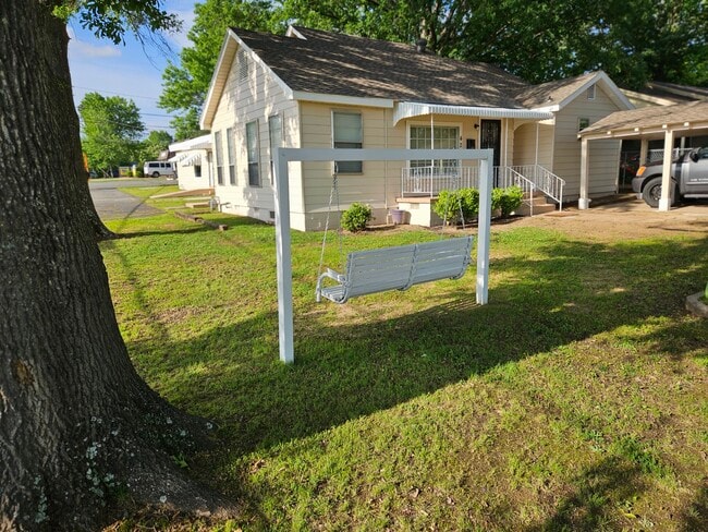 Building Photo - 420 W Hickory St