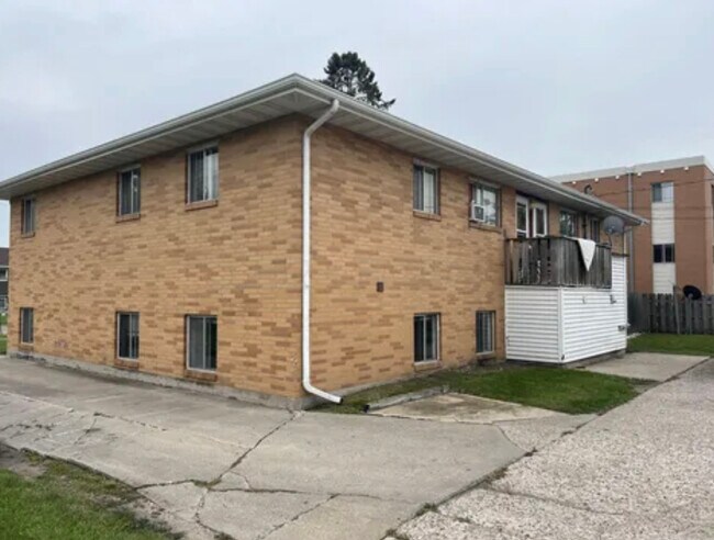 Building Photo - 913 18 1/2 St S