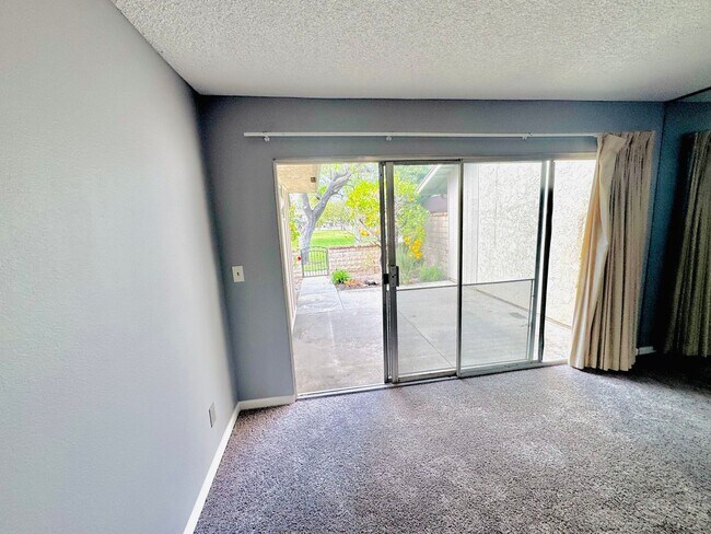 Foto del edificio - Don’t Judge the Outside—This 3BR Stuns Inside
