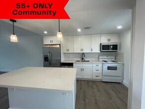 Building Photo - 1005 Country Club Dr