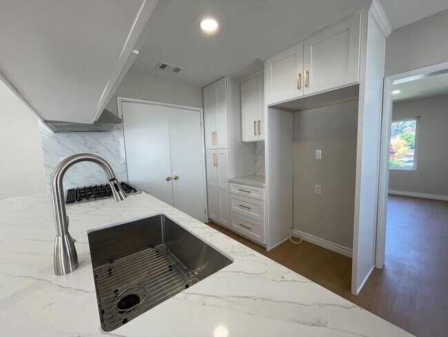Foto del edificio - Charming Mission Hills 3-Bedroom Gem with ...