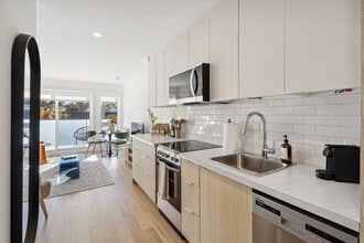 Building Photo - 2118 Rue Bercy