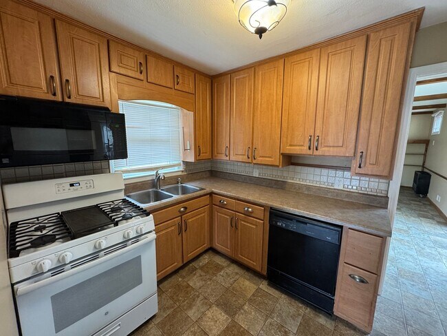 Foto del edificio - Charming 3 Bedroom Home With Fireplace and 2-Car Garage in Moline!