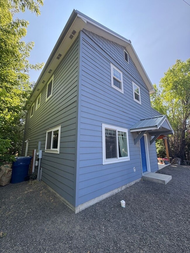 Building Photo - 3-Bed, 3-Bath Home for Lease w/ Rooftop De...