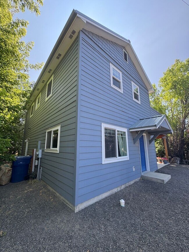 Foto del edificio - 3-Bed, 3-Bath Home for Lease w/ Rooftop De...