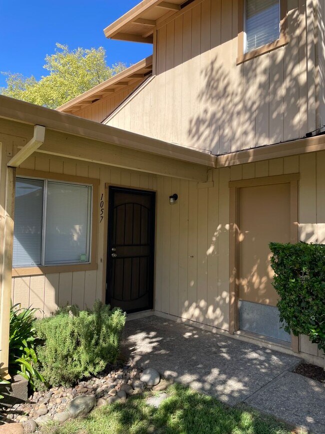 Foto del edificio - 3 Bedroom 2 Bath available this Summer!