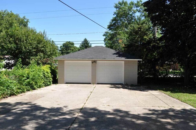 Building Photo - 3237 Emmaus Ave