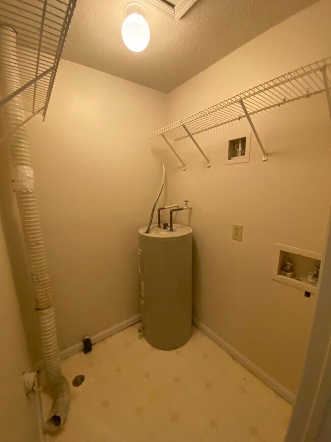 Building Photo - *** Move in Ready ***