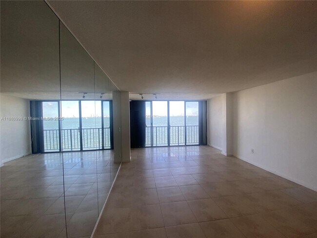 Foto del edificio - 7899 NE Bayshore Ct